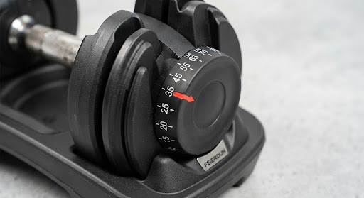 Close-up of the FEIERDUN adjustable dumbbell collar and plate detail.